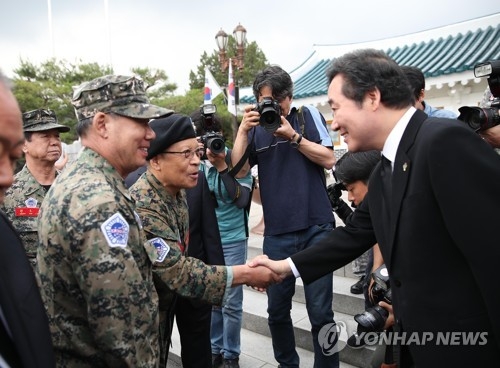 작년 6월 고엽제전우회 회원들과 악수하는 이낙연 총리