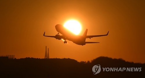 인천공항 활주로에서 이륙하는 항공기