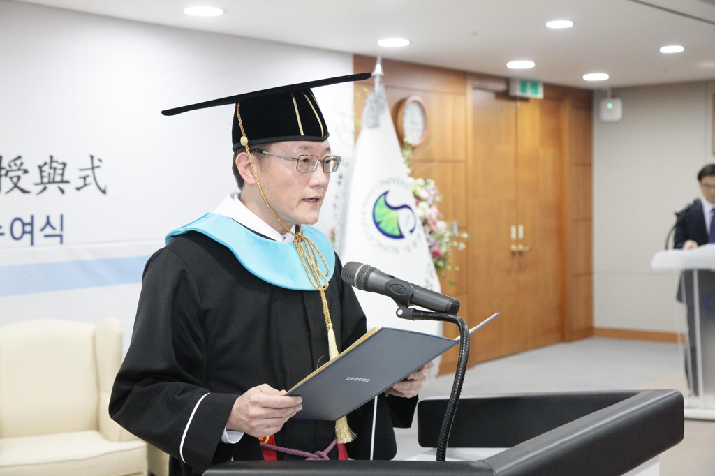 성균관대 명예교육학박사 학위 받는 에드워드 초우 총장