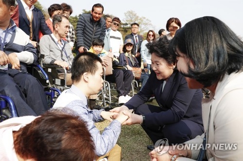 김정숙 여사, 청와대 관람온 장애인 깜짝 격려