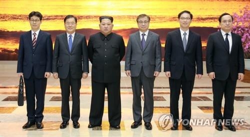 기념촬영하는 김정은과 대북 특사단