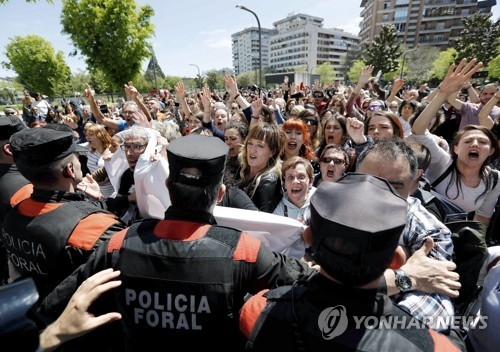 스페인 팜플로나에서 여성들이 법원의 '솜방망이 성폭행 판결'에 항의하며 시위하고 있다. [EPA=연합뉴스]