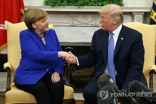 트럼프 대통령과 앙겔라 메르켈 독일 총리가 4월 27일(현지시간) 미국 백악관에서 만나 악수하는 모습[AP=연합뉴스 자료사진]