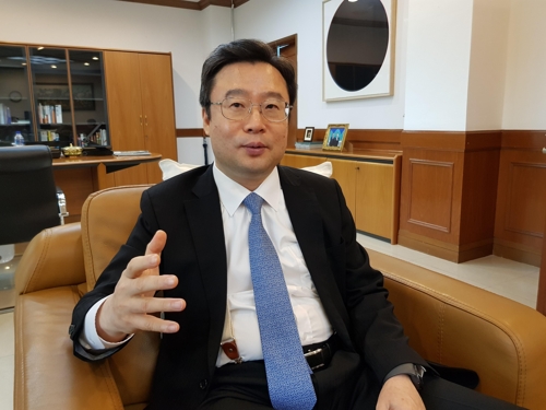 인터뷰하는 도경환 주말레이 한국대사