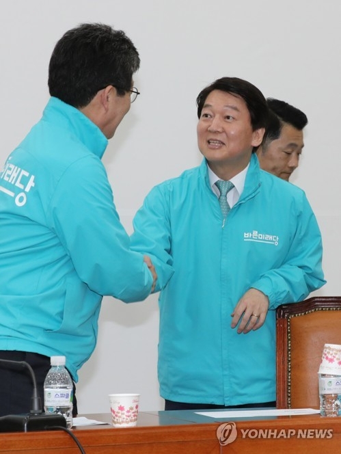 유승민과 악수하는 안철수