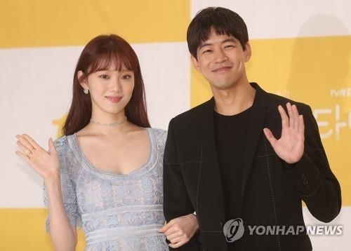 '어바웃타임' 이상윤-이성경 "9살 나이차 걱정마세요" - 1