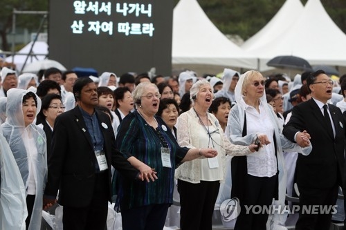 '님을 위한 행진곡' 제창하는 푸른 눈의 목격자들