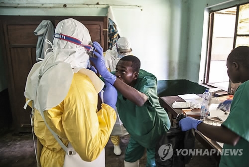 에볼라 보호장비 착용하는 아프리카 콩고 의료진