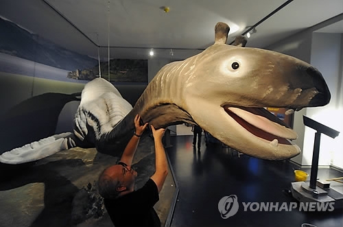 독일 카셀 자연사박물관이 목격자 증언을 토대로 만든 괴물 '네시' 모형