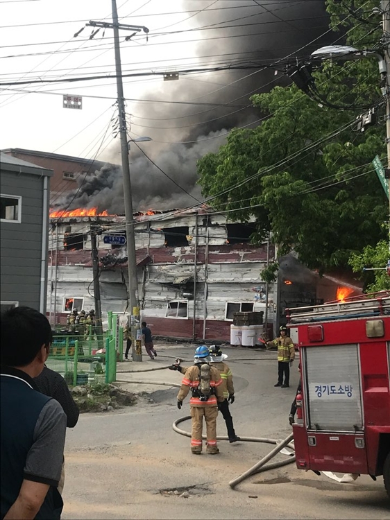불이 난 매트리스 제조공장