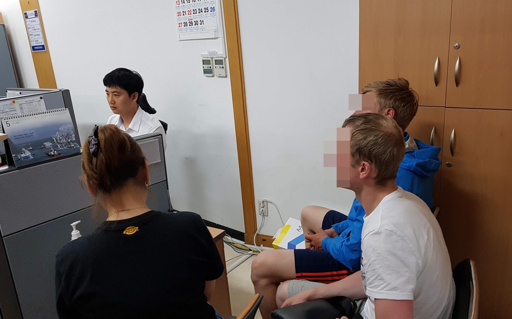 조사받고 있는 불법취업 외국인들