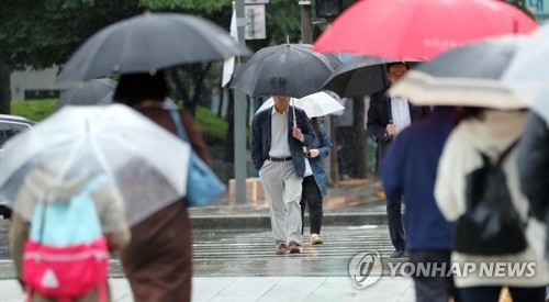 5월 17일, 서울 광화문의 비 내리는 아침