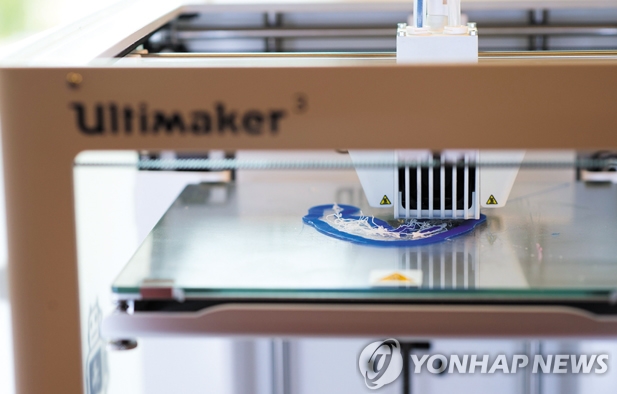 3D 바이오 프린터로 인공 뼈를 인쇄하는 모습. EPA_연합뉴스