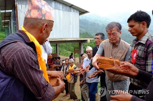 봉사활동하는 문재인
