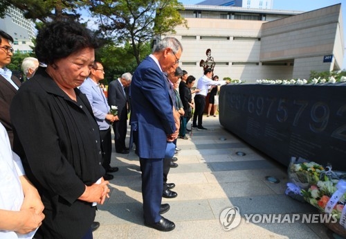 이한열 열사 31주기, 헌화하는 배은심 여사