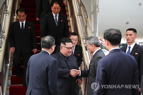 싱가포르 외무장관 영접받는 김정은 위원장