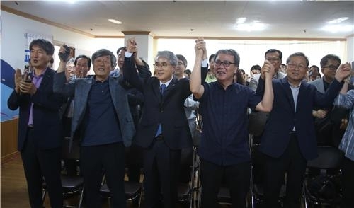 환호하는 박종훈 경남교육감(가운데)