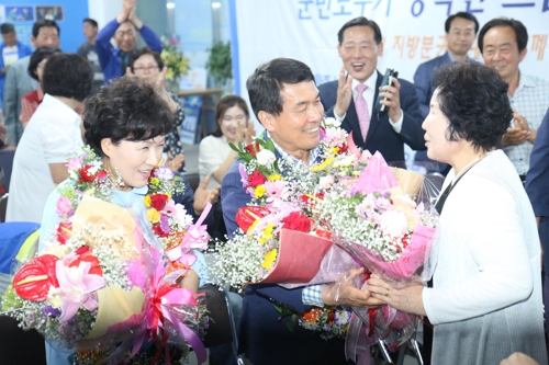 승리 직후 지지자로부터 꽃다발을 받는 박성일 당선인