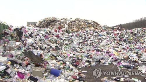 쌓여 있는 재활용 폐기물