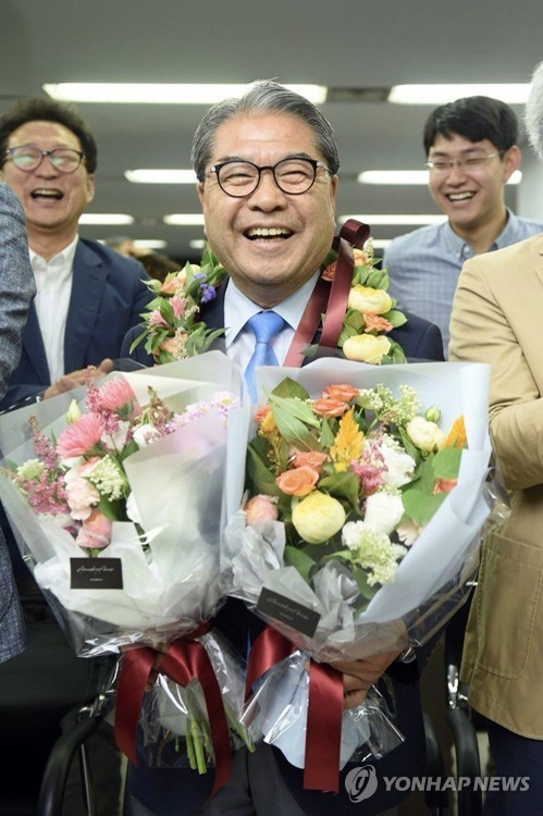 6·13 경기도교육감에서 재선에 도전한 이재정 후보가 당선이 확실시 되자 수원시 인계동에 차려진 선거 사무소에서 꽃다발을 들고 웃고 있다. 연합뉴스 자료사진.