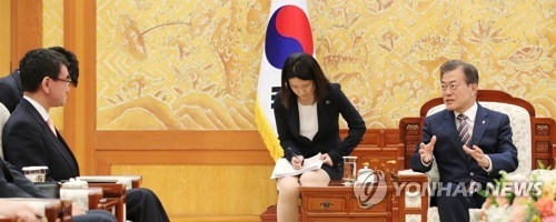 문 대통령, 고노 다로 일본 외무상 접견