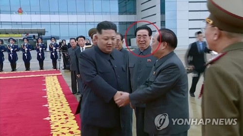 김정은과 악수 후 울먹이는 北간부