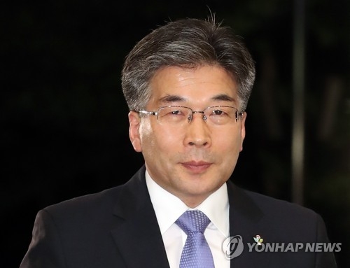 차기 경찰청장에 내정된 민갑룡 경찰청 차장(서울=연합뉴스) 임헌정 기자 = 신임 경찰청장에 내정된 민갑룡 경찰청 차장이 15일 오후 서울 서대문구 미근동 경찰청에서 열린 경찰위원회에 출석하고 있다. 2018.6.15kane@yna.co.kr(끝)