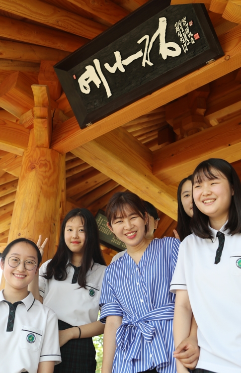 모교에 '예나정' 건립…후배 사랑 실천한 육육걸즈 박예나 대표 - 2