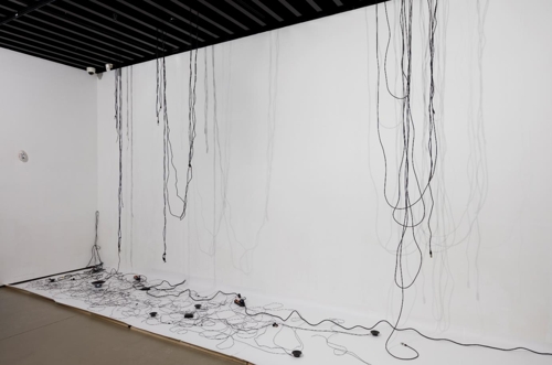 서혜순, 드로잉 4번, 케이블·종이 등, 2018