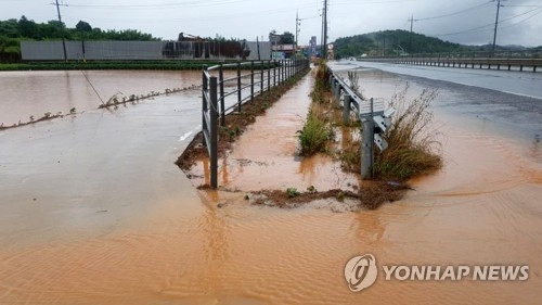 빗물에 잠긴 도로