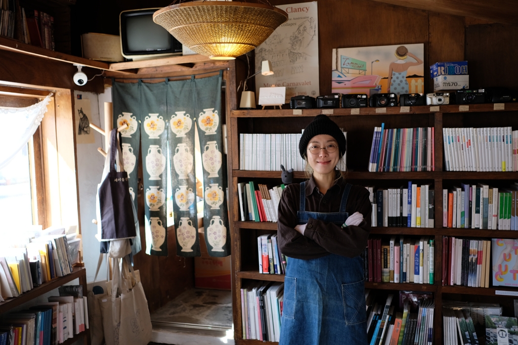 '오늘도, 무사'에 수록된 '책방 무사'와 요조 사진