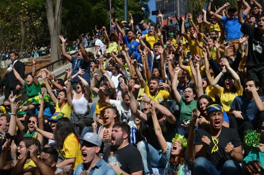 상파울루 시내 거리에 설치된 대형 스크린 앞에서 응원하는 브라질 축구팬들. [국영 뉴스통신 아젠시아 브라질]