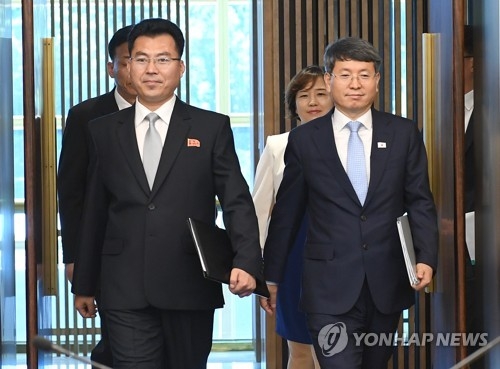 함께 입장하는 남북 산림협력 회담 대표