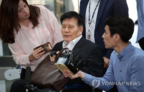 (서울=연합뉴스) 김인철 기자 = 이명박 정부 시절 국가정보원의 양대 노총 파괴공작에 개입한 혐의를 받는 이채필 전 고용노동부 장관이 4일 오전 서초구 서울중앙지방법원에서 열린 구속 전 피의자심문(영장실질심사)을 위해 법정으로 향하며 취재진 질문에 답하고 있다. 2018.7.4