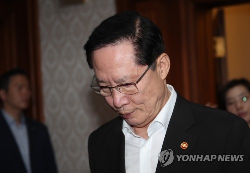 국무회의 참석하는 송영무 장관