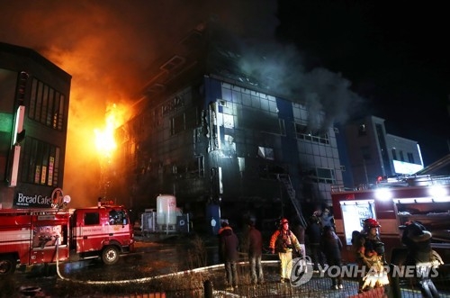29명 숨진 제천화재 건물주 5개 혐의로 징역 7년 선고 - 1