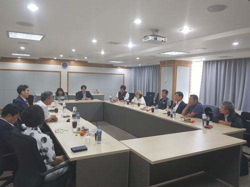 (서울=연합뉴스) 최저임금위 사용자위원 9명이 13일 오후 서울 마포구 한국경영자총협회(경총)에 모여 전원회의 참석 여부 등을 논의하고 있다.