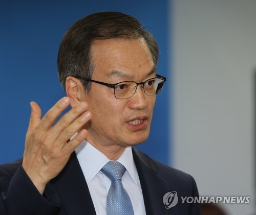 드루킹 특검 브리핑 (서울=연합뉴스) 박동주 기자 = 드루킹 댓글조작 의혹을 수사 중인 허익범 특별검사가 20일 오후 서울 서초구 특검 기자실에서 수사 상황 관련 브리핑을 하고 있다. 전날 허 특검팀이 출범 이후 처음으로 청구한 드루킹의 핵심 측근 도모 변호사에 대한 구속영장은 법원에서 기각됐다. 2018.7.20pdj6635@yna.co.kr(끝)