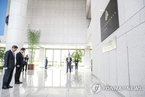 문 대통령, 국정원 순직 직원 추모