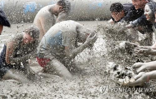 '덥다 더워' 온몸에 머드 흠뻑 바르고