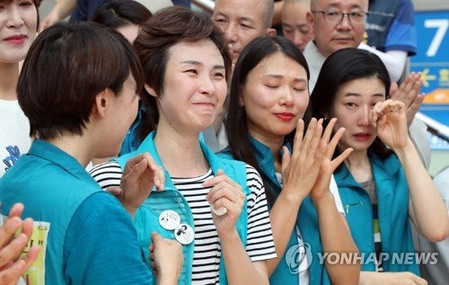 12년 만에...(서울=연합뉴스) 최재구 기자 = 철도노사가 KTX 해고 승무원 복직을 합의한 21일 12년째 투쟁을 이어온 KTX 해고 승무원들이 서울역 플랫폼 중앙계단에서 투쟁 해단식 기자회견을 하고 있다. 2018.7.21. jjaeck9@yna.co.kr(끝)
