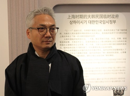 박선원 주상하이 총영사 한복 차림 임정청사 참관