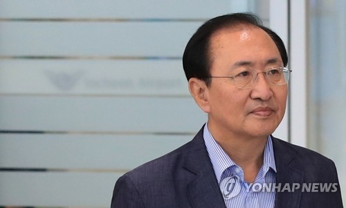 노회찬 담담한 귀국.. 그러나(서울=연합뉴스) 한종찬 기자 = 포털 댓글 여론조작 혐의로 수사를 받는 '드루킹' 김모씨 측으로부터 정치자금을 수수했다는 의혹 당사자인 정의당 노회찬 의원이 23일 숨진 채 발견됐다. 이날 현장에서 발견된 유서 내용은 '드루킹 사건과 관련해 금전을 받은 사실은 있으나 청탁과는 관련이 없다. 가족에게 미안하다'는 취지인 것으로 전해졌다. 사진은 22일 오후 정의당 노회찬 원내대표가 미국 방문을 마치고 인천국제공항으로 통해 귀국하는 모습. 2018.7.23saba@yna.co.kr(끝)