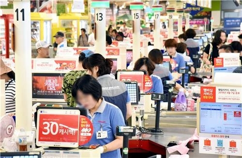 홈플러스스토어즈 직원들이 월드컵점에서 근무하는 모습