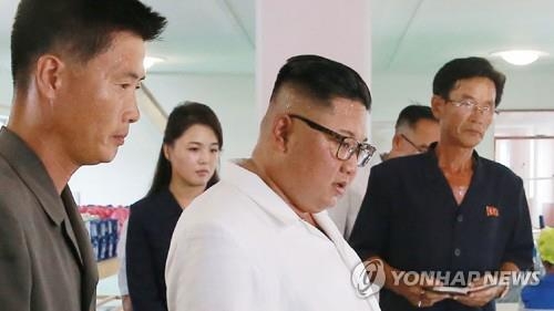 김정은 위원장, 찜통더위에 현지 시찰중 땀 뻘뻘