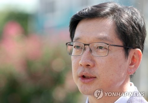 김경수 지사, 특검 관련 입장표명(김해=연합뉴스) 김동민 기자 = 김경수 경남도지사가 3일 오후 김해시 주촌면 무더위 쉼터를 방문해 특검과 관련된 입장표명을 하고 있다. 2018.8.3image@yna.co.kr(끝)