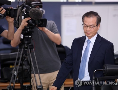 기자실 들어서는 허익범 특검 (서울=연합뉴스) 박동주 기자 = 드루킹 댓글조작 의혹을 수사 중인 허익범 특별검사가 20일 오후 서울 서초구 특검 기자실에서 수사 상황 관련 브리핑을 위해 입장하고 있다. 2018.7.20pdj6635@yna.co.kr(끝)