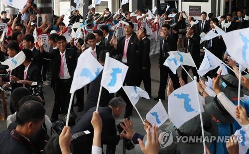 남북노동자통일축구 북측 대표단, 다시 북으로