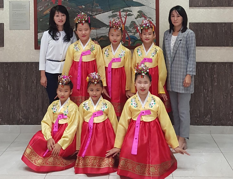 러시아 에트노스예술학교 학생들과 교사들