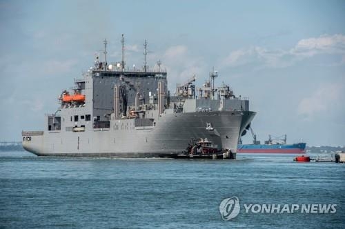 대피하는 미 해군 함정